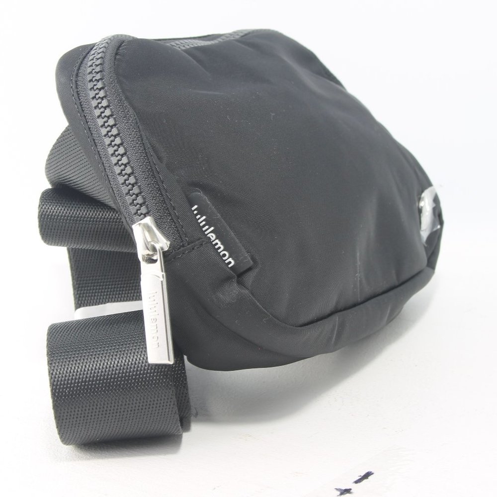 NWT Lululemon Everywhere Belt Bag Crossbody W/ Red Shopping Tote - Picture 3 of 16